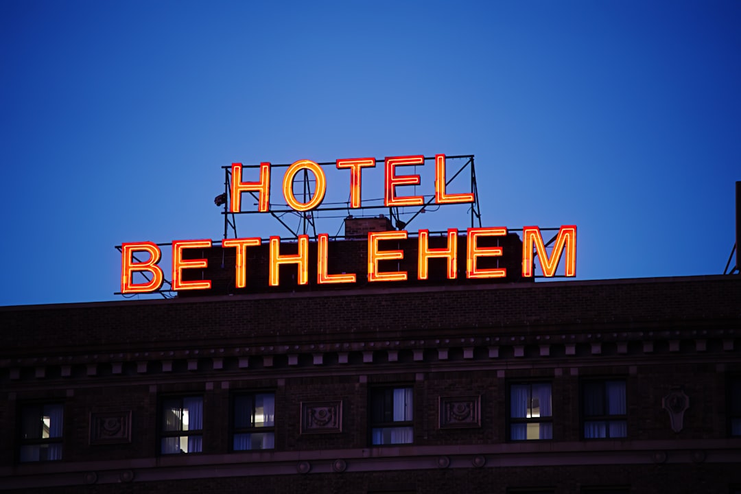 智能化浪潮重塑酒店行业：数字化转型下的新业态探索与经营挑战