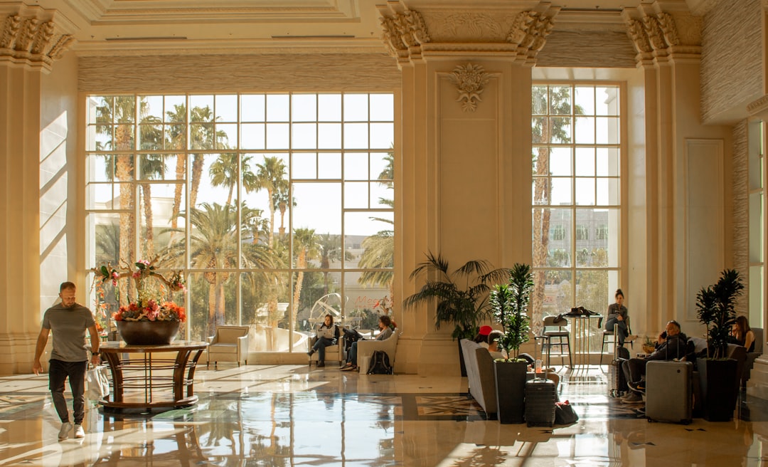 触点延伸与价值重塑：2026年酒店业智能化进程中的“深度服务”软件集成与经营效能革命