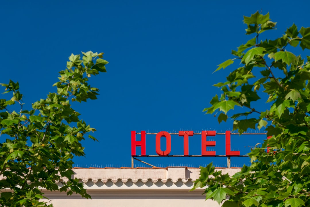 2026回望：从“采耳足疗软件”的崛起看酒店业智能化第三阶段的范式转移