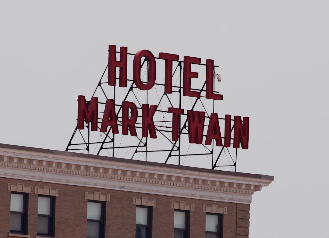 2026酒店业新常态：从“客房智能”到“康养生态”的数字化跃迁