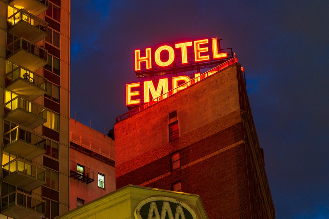 2026年回望：当“指尖”与“足尖”的智慧，重塑酒店业的服务边界