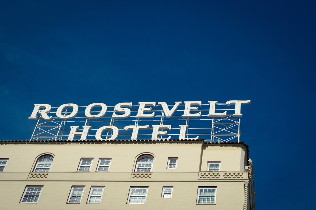 2026回望：当“指尖算法”重塑酒店康养生态——智能化转型的临界点与经营范式迁移