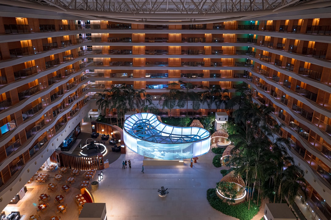 2026回望：当酒店业完成“神经末梢”的数字化革命——从客房到康养空间的智能跃迁