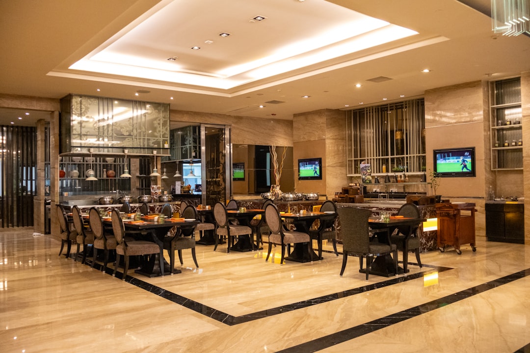 2026酒店业新常态：从“智能客房”到“身心算法”——解码数字化浪潮下的服务重构与经营突围